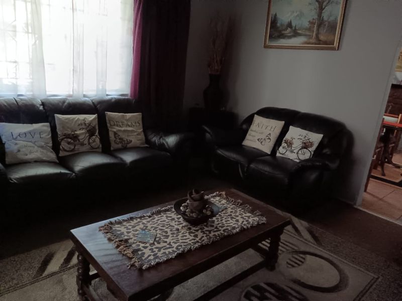 Charming 3 - Bedroom Home with Pool Area. - Photo 8