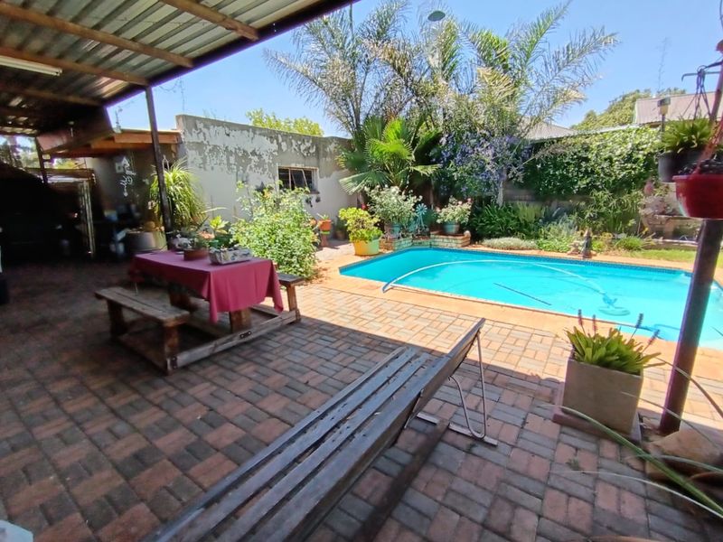 Charming 3 - Bedroom Home with Pool Area. - Photo 6