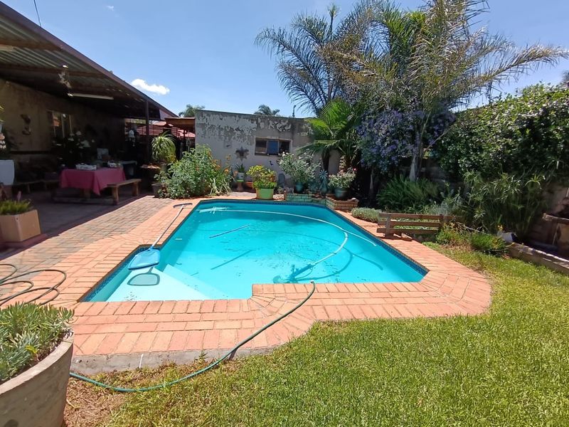 Charming 3 - Bedroom Home with Pool Area. - Photo 7