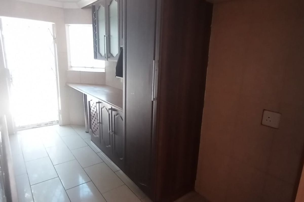 Modern duplex townhouse for sale in Sasolburg close to shopping centers - Photo 5