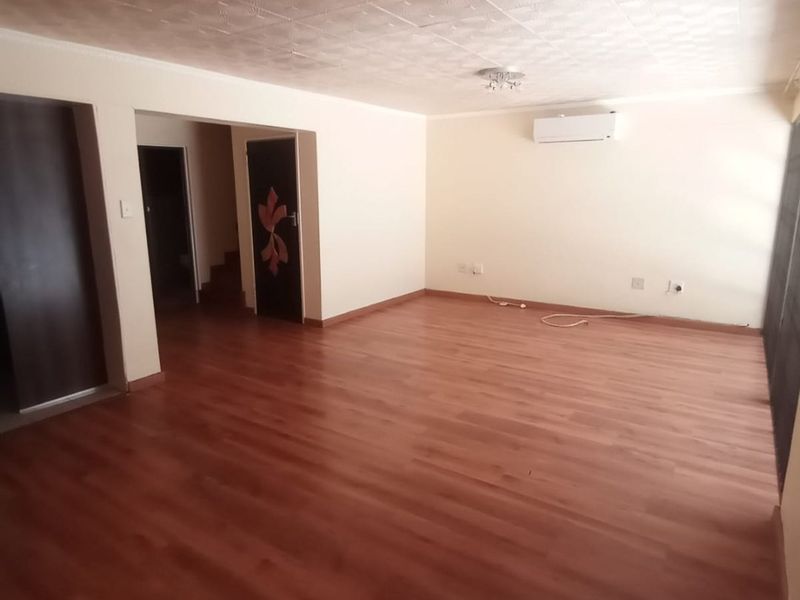 Modern duplex townhouse for sale in Sasolburg close to shopping centers - Photo 4