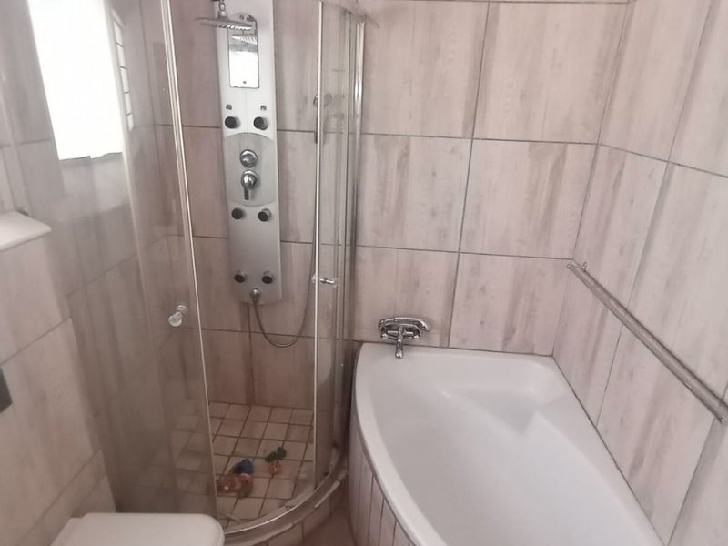 Modern duplex townhouse for sale in Sasolburg close to shopping centers - Photo 8