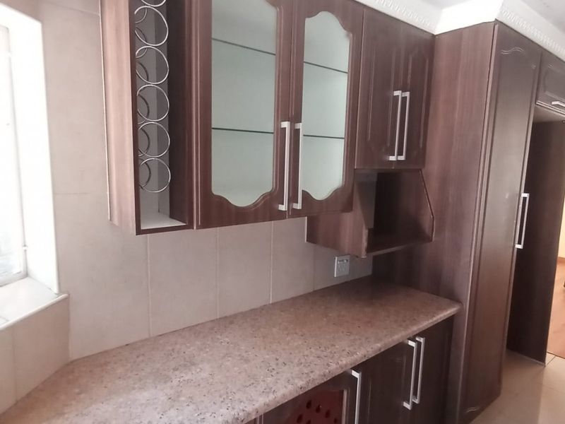 Modern duplex townhouse for sale in Sasolburg close to shopping centers - Photo 2