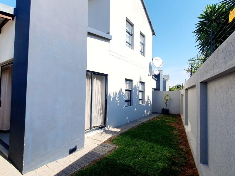 Modern Luxury Freestanding House for Sale in Magalieskruin - Photo 3