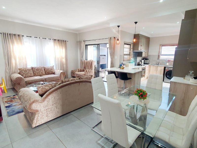 Modern Luxury Freestanding House for Sale in Magalieskruin - Photo 2