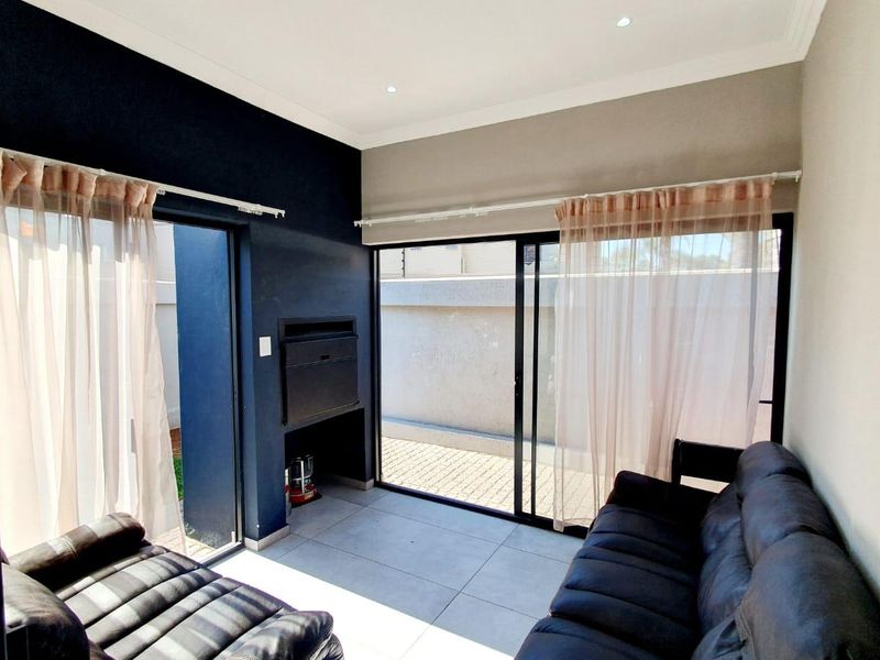 Modern Luxury Freestanding House for Sale in Magalieskruin - Photo 5