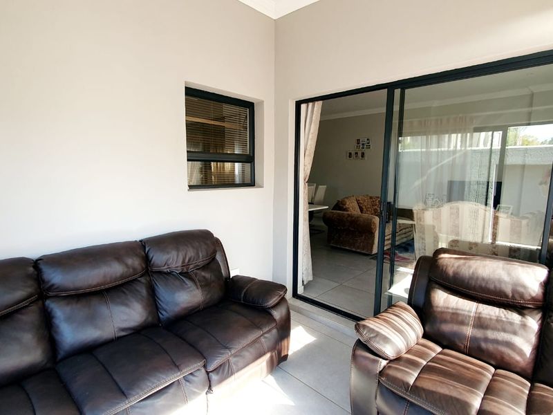 Modern Luxury Freestanding House for Sale in Magalieskruin - Photo 9