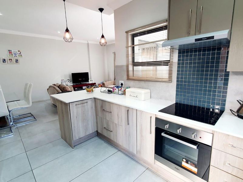 Modern Luxury Freestanding House for Sale in Magalieskruin - Photo 6