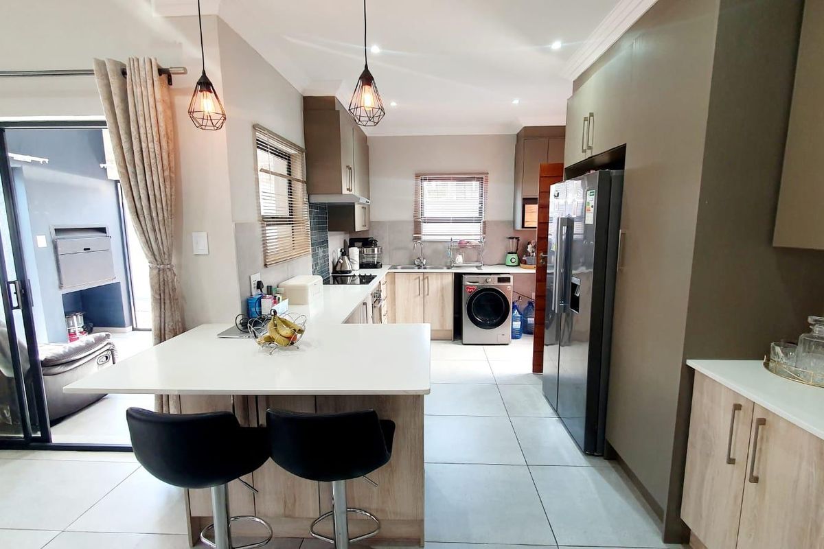 Modern Luxury Freestanding House for Sale in Magalieskruin - Photo 4