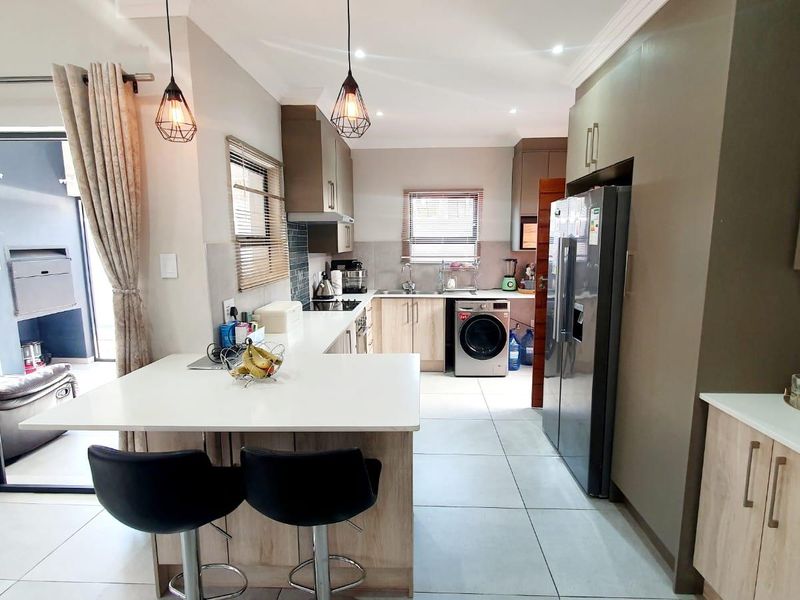 Modern Luxury Freestanding House for Sale in Magalieskruin - Photo 4