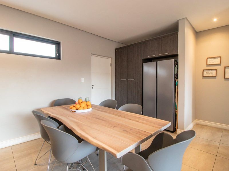 Apartment for Sale in Menlo Park - Photo 2