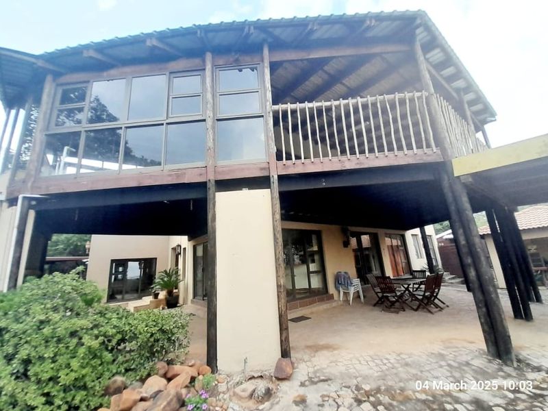 Roodeplaat - Spacious 5-Bedroom Home in Buffelsdrift Game Reserve– No Loadshedding! - Photo 4