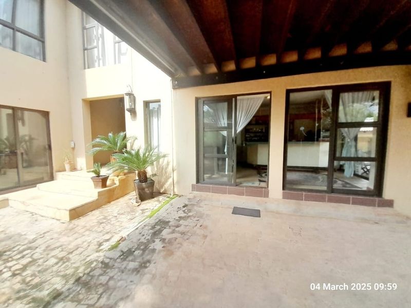 Roodeplaat - Spacious 5-Bedroom Home in Buffelsdrift Game Reserve– No Loadshedding! - Photo 7