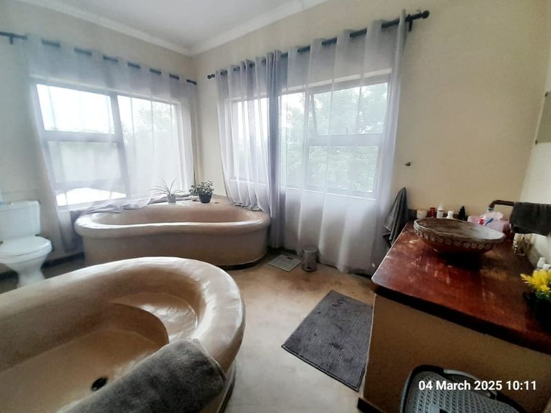 Roodeplaat - Spacious 5-Bedroom Home in Buffelsdrift Game Reserve– No Loadshedding! - Photo 6