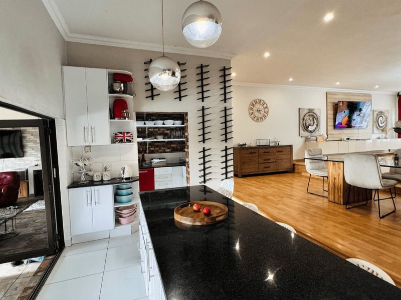 Luxury Living at it's Finest - 6 Bedroom Home Offering Space, Luxury and Top-Tier Security - Photo 2