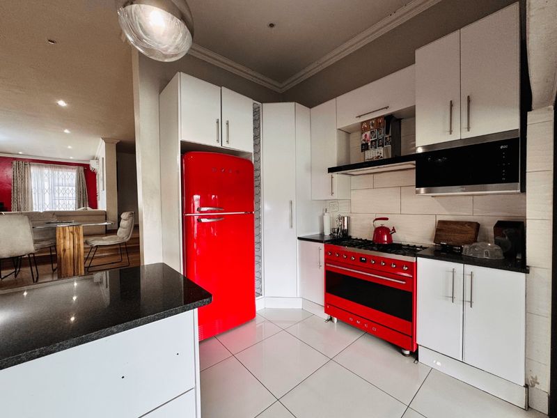 Luxury Living at it's Finest - 6 Bedroom Home Offering Space, Luxury and Top-Tier Security - Photo 7