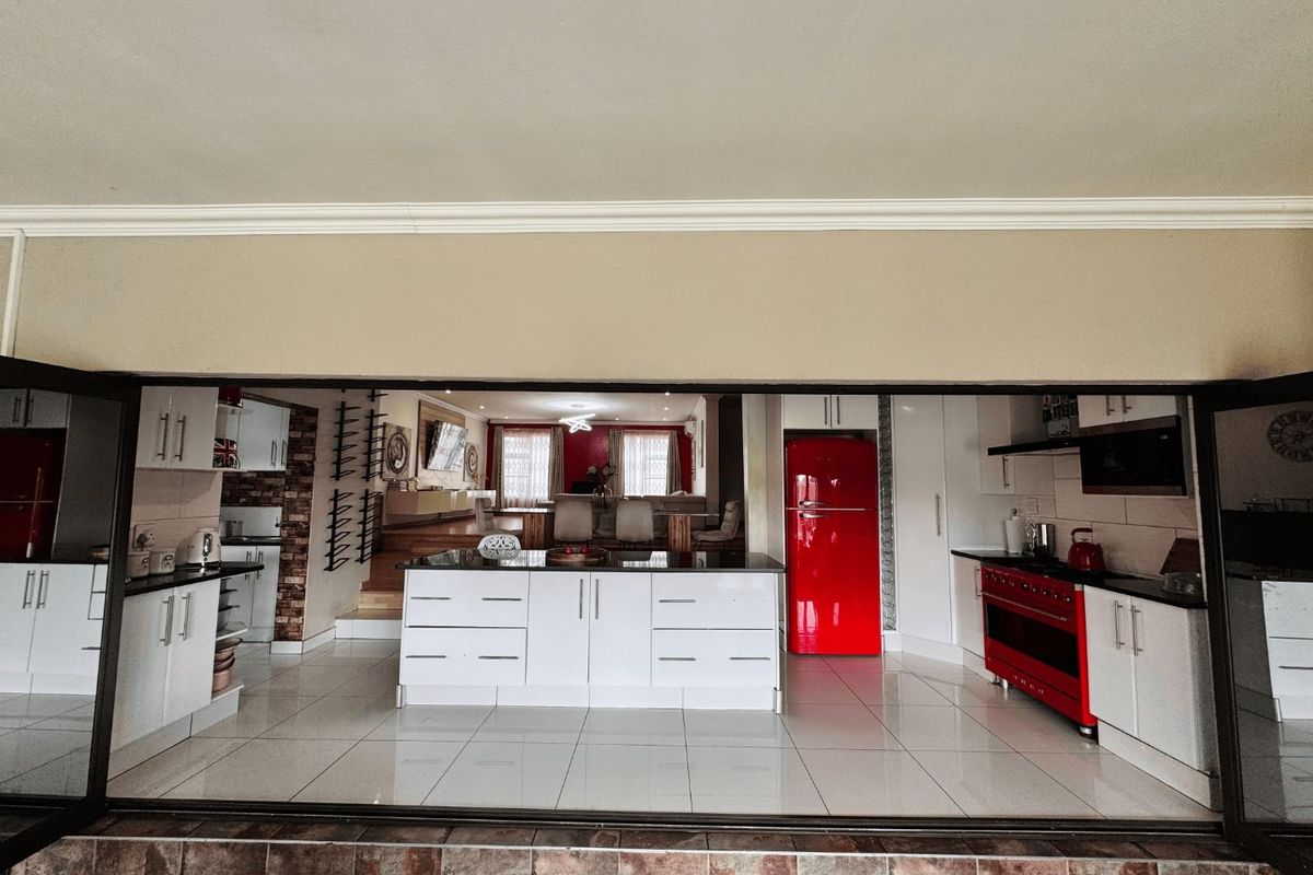 Luxury Living at it's Finest - 6 Bedroom Home Offering Space, Luxury and Top-Tier Security - Photo 5