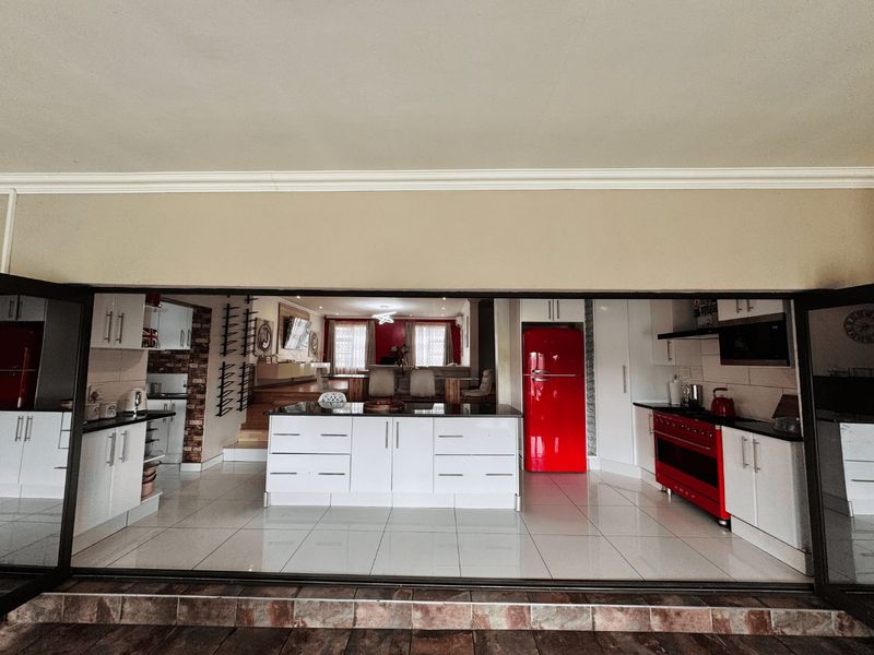 Luxury Living at it's Finest - 6 Bedroom Home Offering Space, Luxury and Top-Tier Security - Photo 5