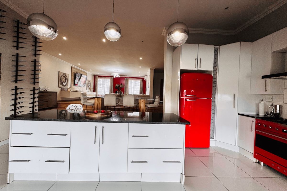 Luxury Living at it's Finest - 6 Bedroom Home Offering Space, Luxury and Top-Tier Security - Photo 4