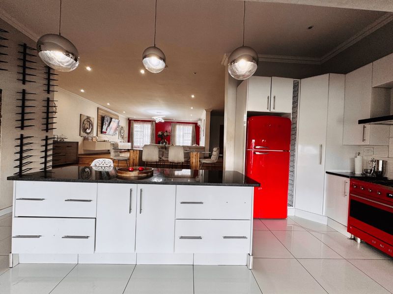 Luxury Living at it's Finest - 6 Bedroom Home Offering Space, Luxury and Top-Tier Security - Photo 4