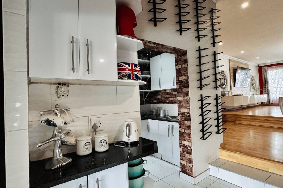 Luxury Living at it's Finest - 6 Bedroom Home Offering Space, Luxury and Top-Tier Security - Photo 3