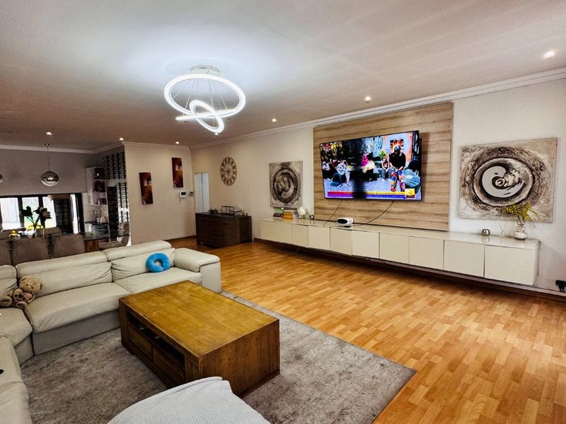 Luxury Living at it's Finest - 6 Bedroom Home Offering Space, Luxury and Top-Tier Security - Photo 9