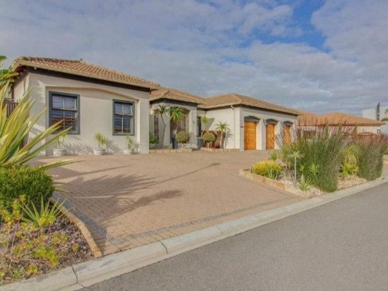 Exquisite 5-Bedroom Home in Jakarandas, Kuils River – Luxury and Security Combined - Photo 2