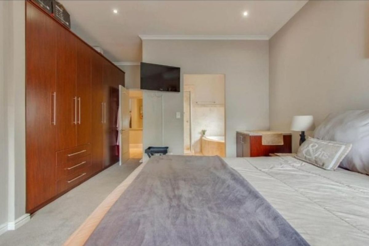 Exquisite 5-Bedroom Home in Jakarandas, Kuils River – Luxury and Security Combined - Photo 5