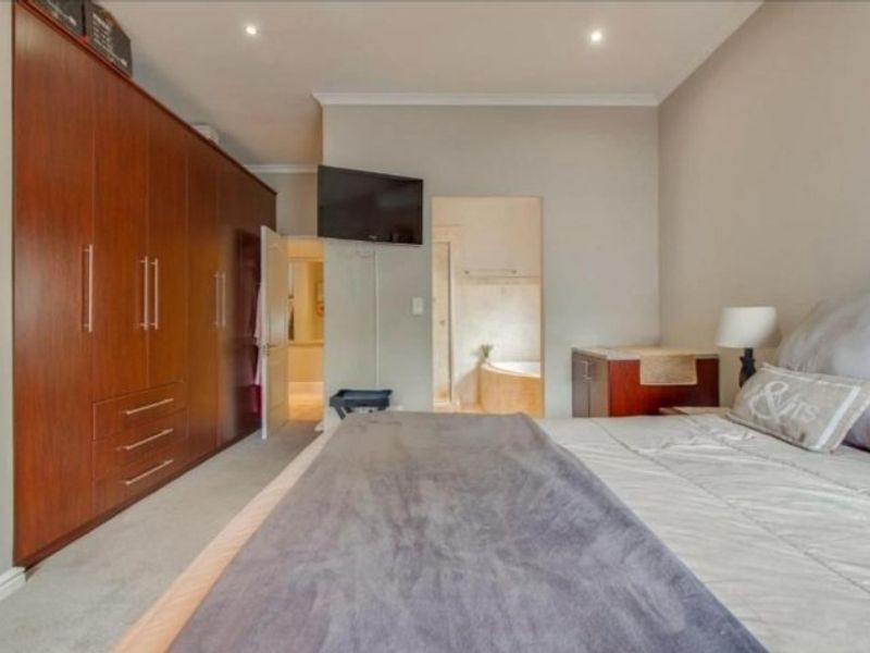 Exquisite 5-Bedroom Home in Jakarandas, Kuils River – Luxury and Security Combined - Photo 5