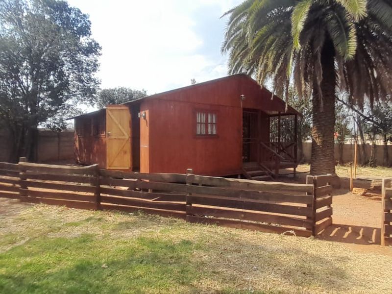 3-Bedroom House with 3 Flatlets – Perfect for Investors and Families - Photo 2