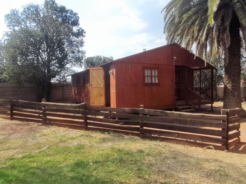 3-Bedroom House with 3 Flatlets – Perfect for Investors and Families - Photo 4