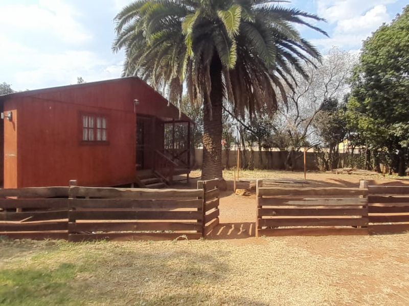 3-Bedroom House with 3 Flatlets – Perfect for Investors and Families - Photo 5