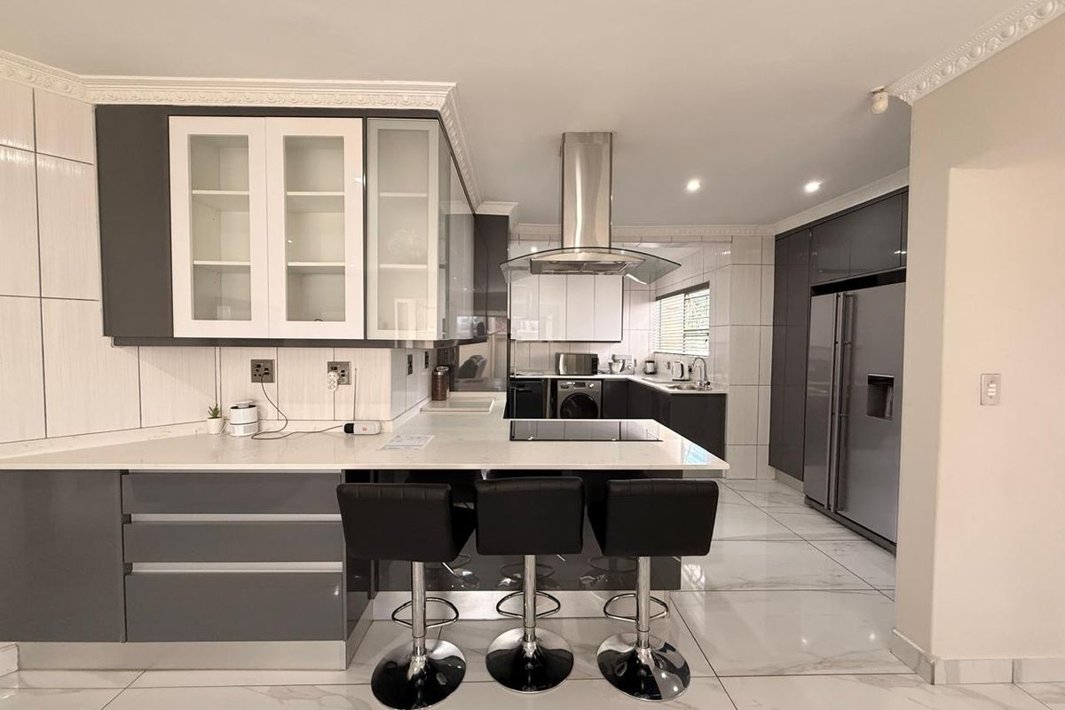 The Cascades Complex 3Bed and 2Bath Open Plan - Photo 2