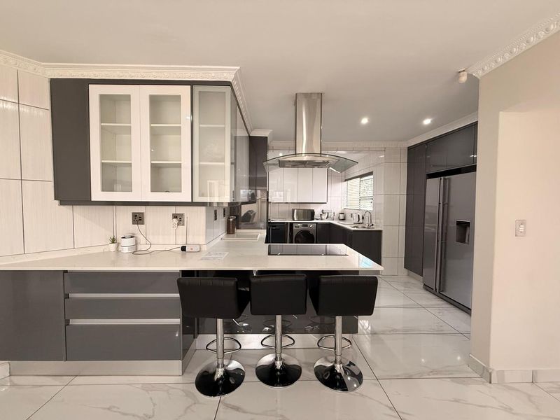 The Cascades Complex 3Bed and 2Bath Open Plan - Photo 2