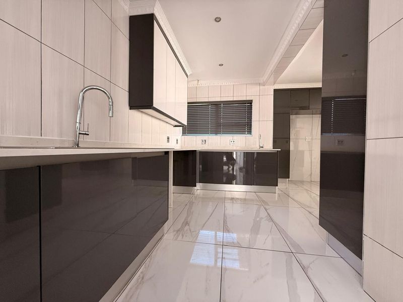 The Cascades Complex 3Bed and 2Bath Open Plan - Photo 6