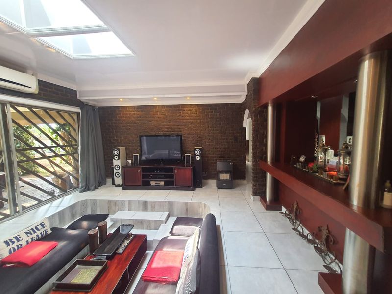 This Unbelievable VINTAGE GEM can be yours Today - Photo 6