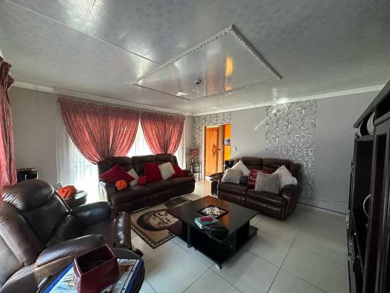 House For Sale In Vereeniging - Photo 3