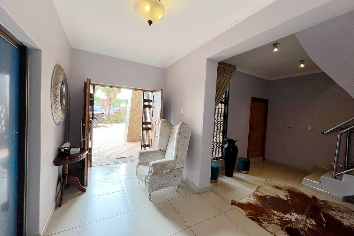 Beautiful 8 bedroom house for a big family or ideal for a potential guest house. - Photo 4