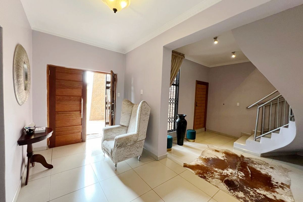 Beautiful 8 bedroom house for a big family or ideal for a potential guest house. - Photo 3