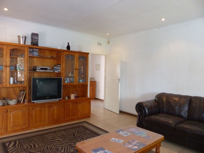 Serious Seller. A Charming 3-Bedroom Family Home with Large Guest Cottage in a Sought-After Suburb - Photo 8