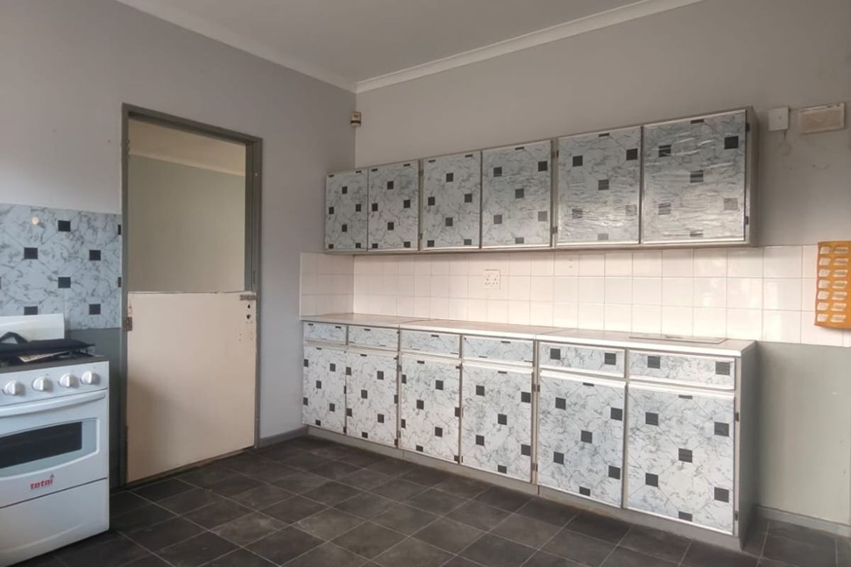 Are you looking for a property where your kids are close to school? - Photo 3