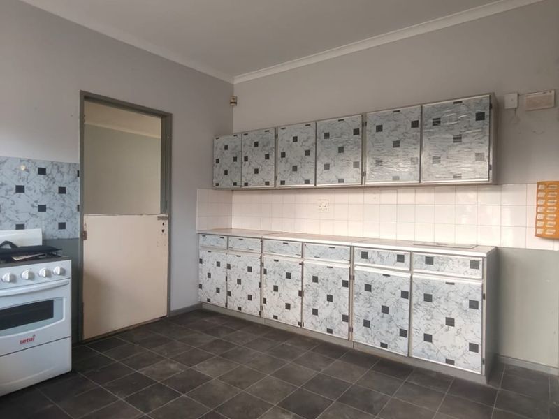 Are you looking for a property where your kids are close to school? - Photo 3