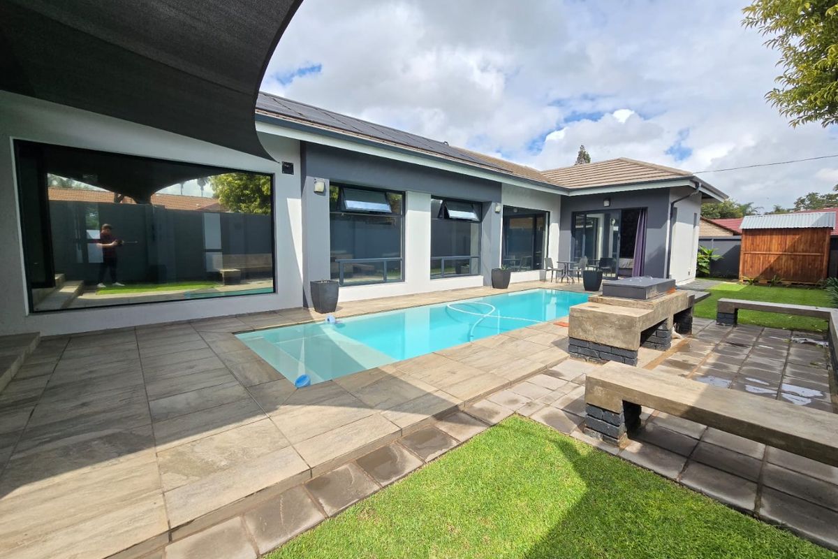 Stunning 3-Bedroom Family Home with Pool, Double Garage, and Backup Power – Ideal for Upscale Living - Photo 2