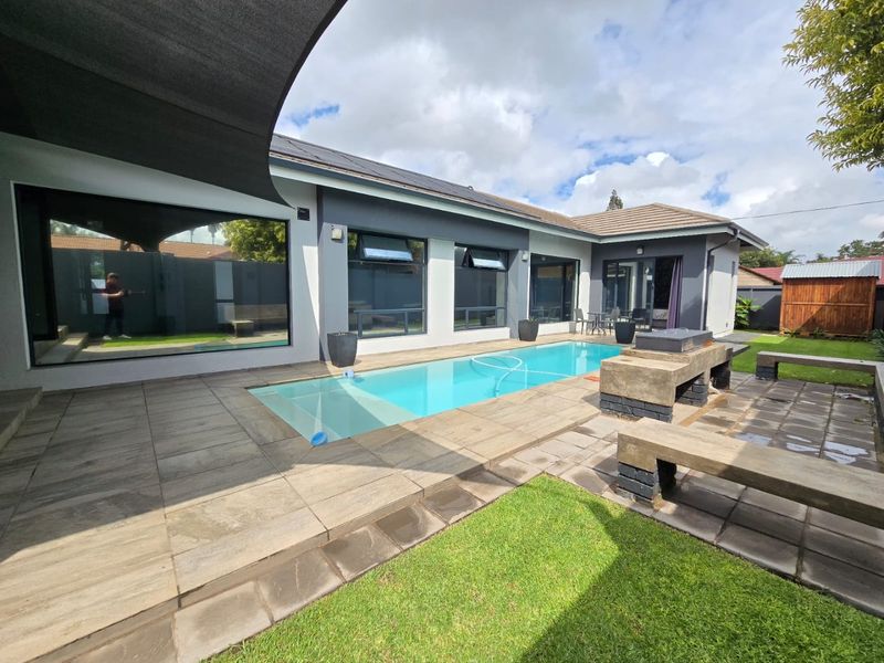 Stunning 3-Bedroom Family Home with Pool, Double Garage, and Backup Power – Ideal for Upscale Living - Photo 2