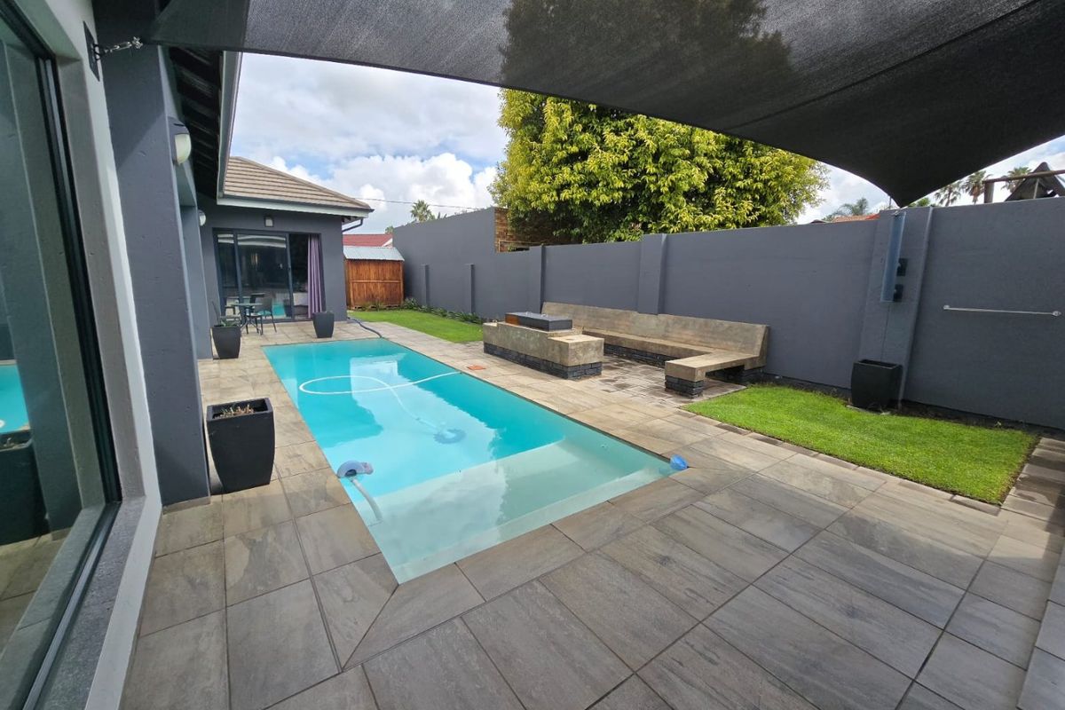 Stunning 3-Bedroom Family Home with Pool, Double Garage, and Backup Power – Ideal for Upscale Living - Photo 3