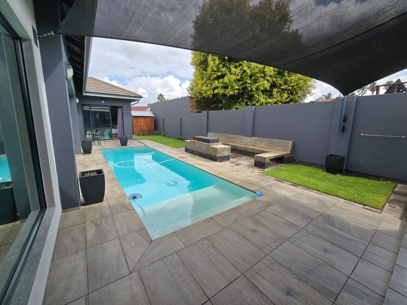 Stunning 3-Bedroom Family Home with Pool, Double Garage, and Backup Power – Ideal for Upscale Living - Photo 3