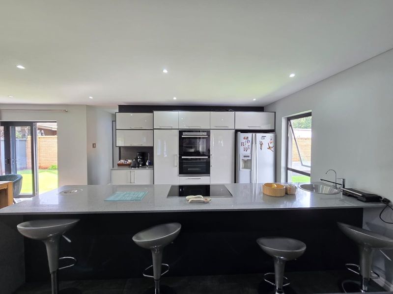 Stunning 3-Bedroom Family Home with Pool, Double Garage, and Backup Power – Ideal for Upscale Living - Photo 9