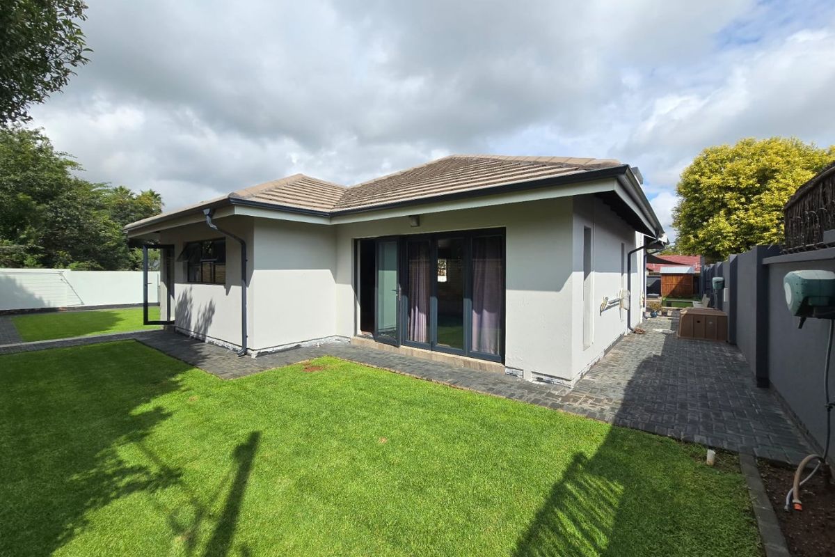 Stunning 3-Bedroom Family Home with Pool, Double Garage, and Backup Power – Ideal for Upscale Living - Photo 4