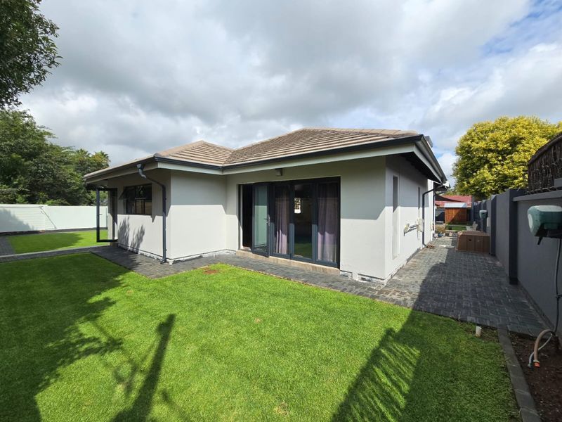 Stunning 3-Bedroom Family Home with Pool, Double Garage, and Backup Power – Ideal for Upscale Living - Photo 4