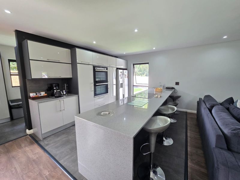 Stunning 3-Bedroom Family Home with Pool, Double Garage, and Backup Power – Ideal for Upscale Living - Photo 10